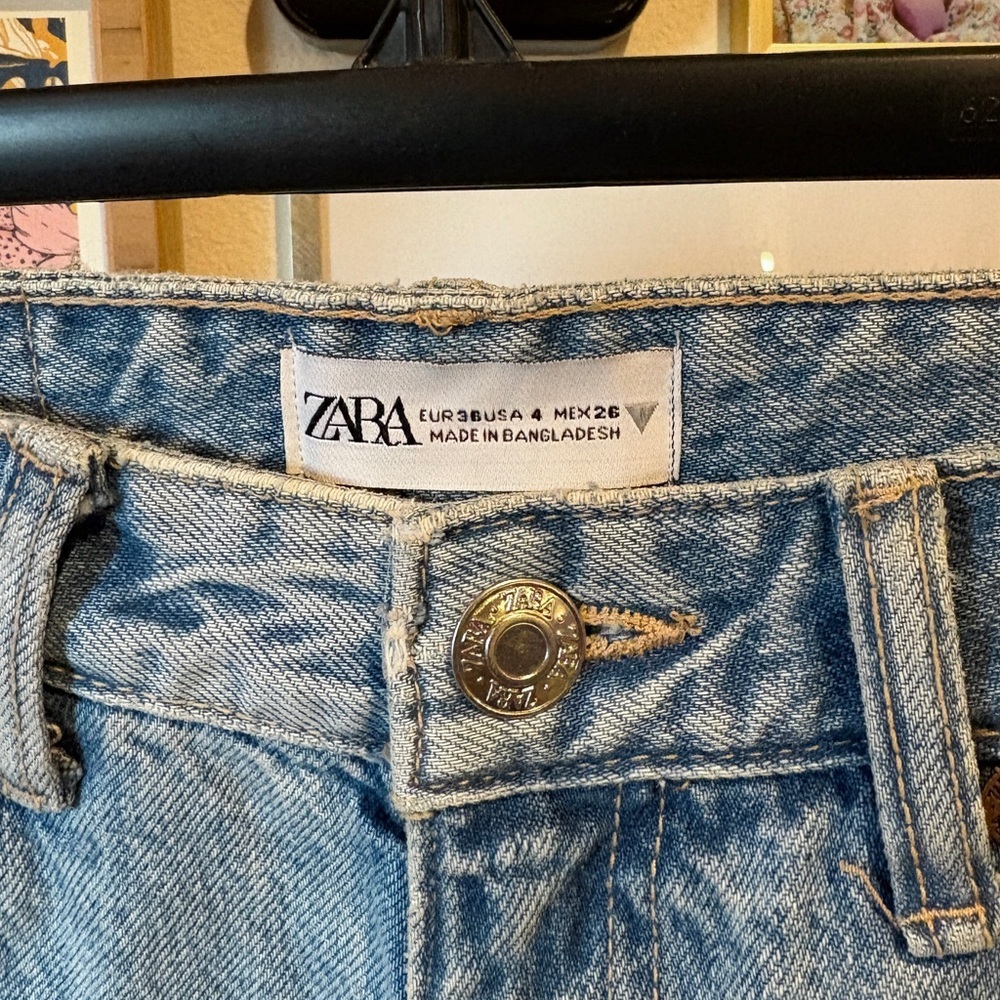 Zara Ultra High Rise Ripped Jeans Light Wash - Picture 6 of 10